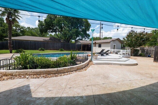 Building Photo - 300 Las Plumas Dr