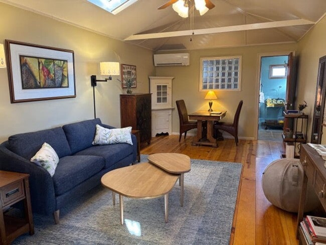 Building Photo - 2-Bedroom in Newlands with Secret Garden & Suite