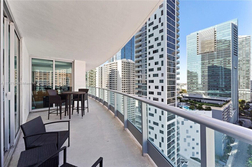 Building Photo - 1331 Brickell Bay Dr