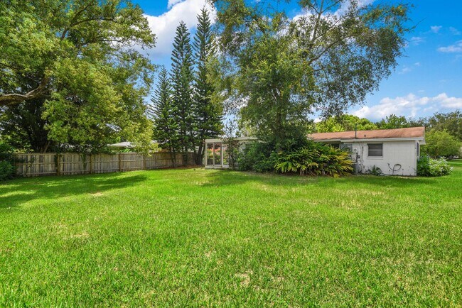 Building Photo - 2107 Brookview Dr