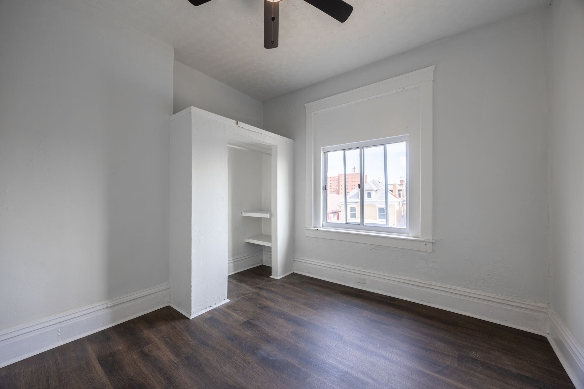 Building Photo - 508 E 9th Ave