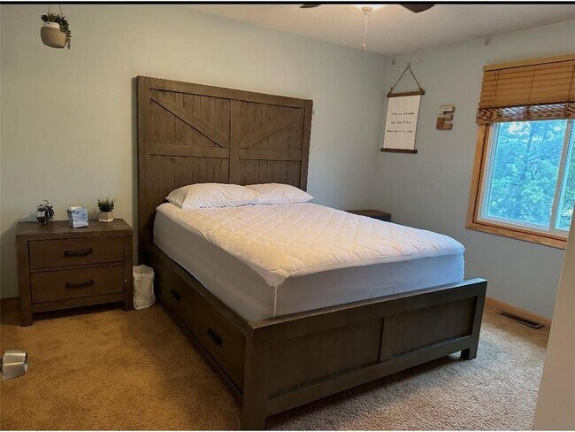 Building Photo - 1657 Helena Rd N