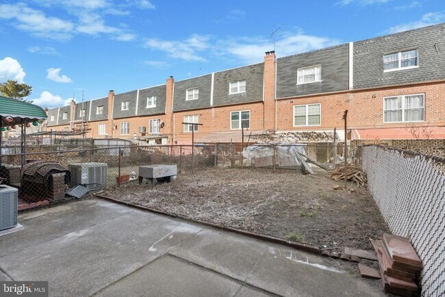 Building Photo - 411 W Shunk St