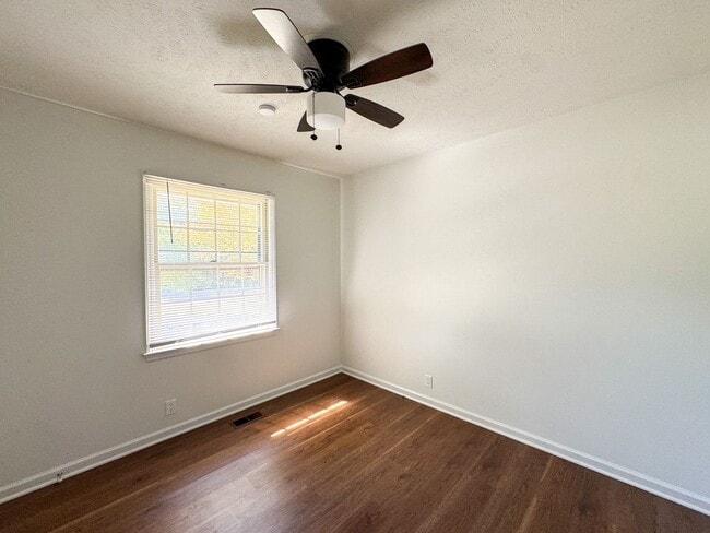 Building Photo - 3 Bed 2 Bath College Lakes Home with Fence...