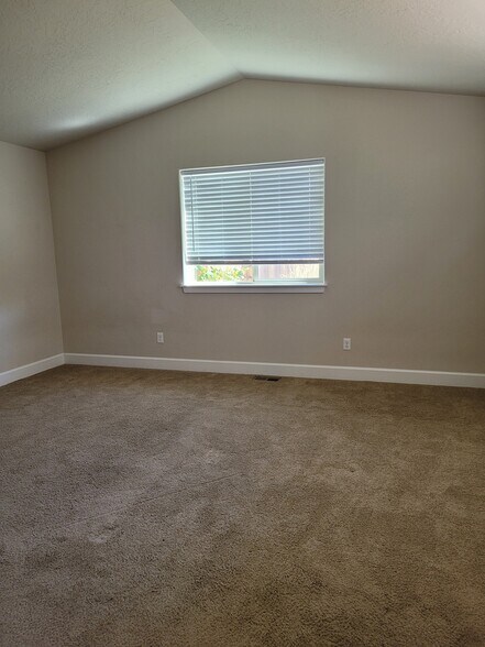 Building Photo - 3170 NE Coho St