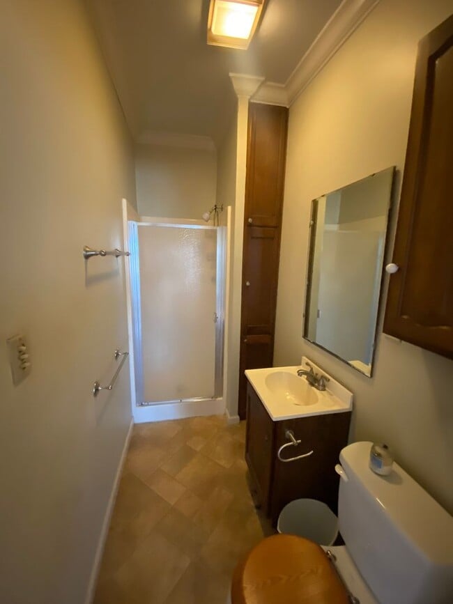 Building Photo - 105 W Cherry Ave