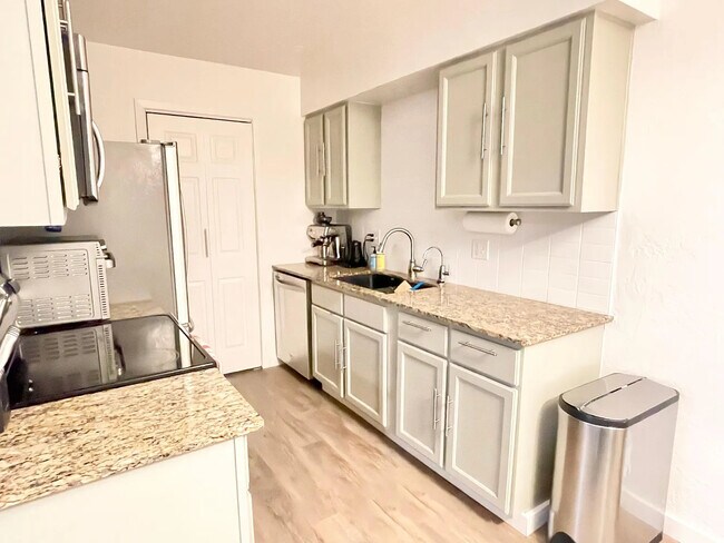 Building Photo - 4400 Hemingway Dr