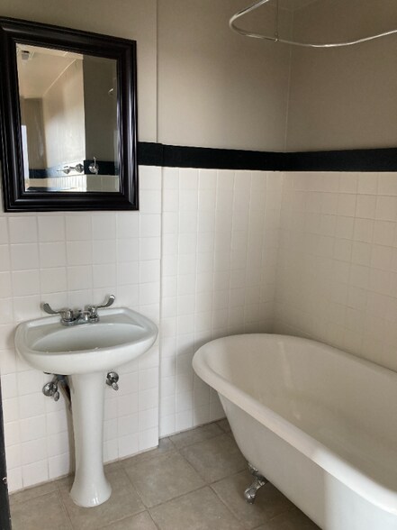 Building Photo - 301 N Austin St