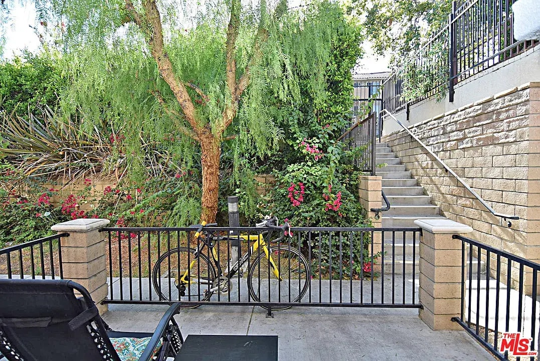 Building Photo - 532 N Mariposa Ave