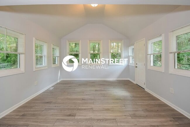 Building Photo - 4 Bedroom Pet-Friendly Home in Mableton, GA with Main Street Renewal
