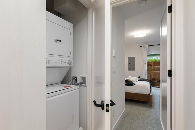 Building Photo - 129 11th Ave E