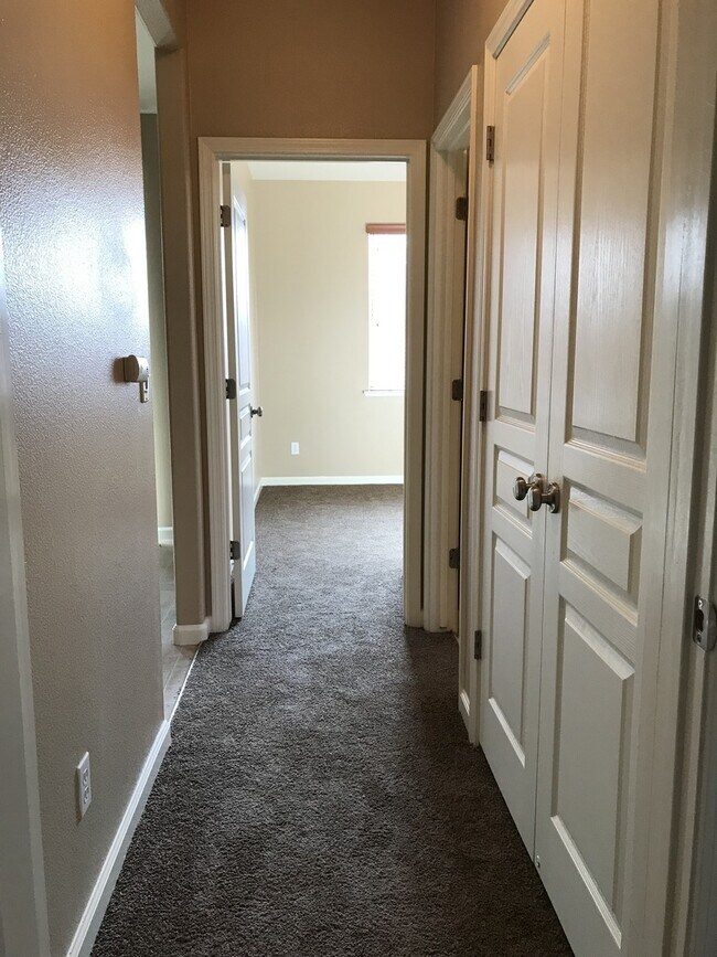 Building Photo - 1235 Bluegrass Ct
