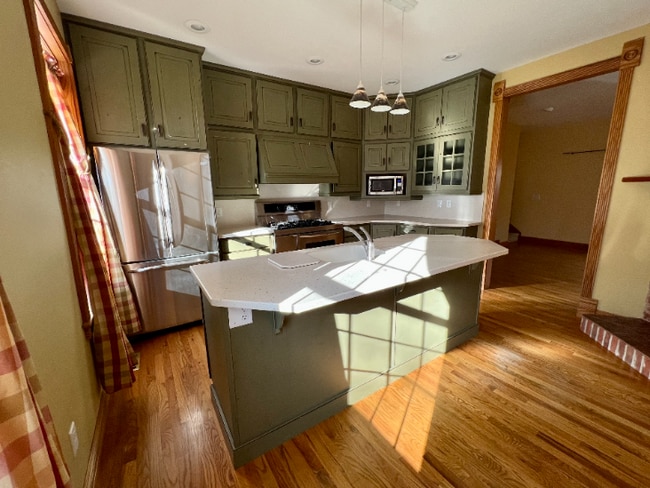 Building Photo - Charming Three Bedroom Home!