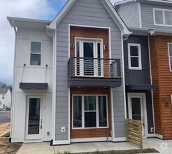 Building Photo - Spacious Townhome w/garage