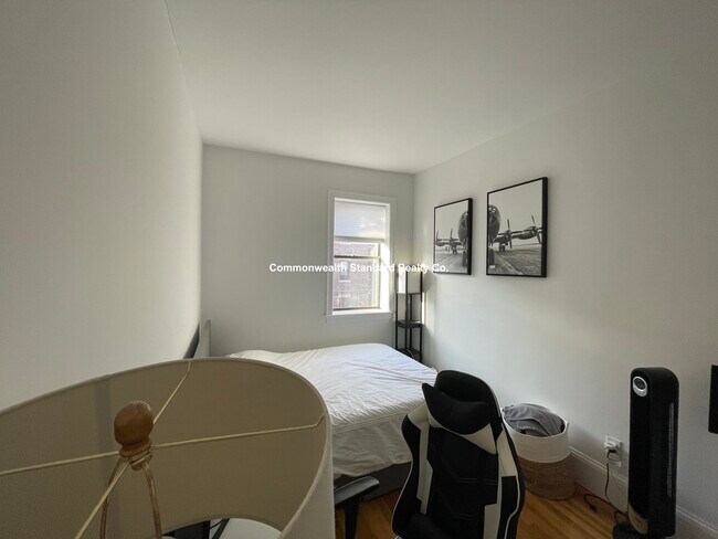 Building Photo - 922 Beacon St