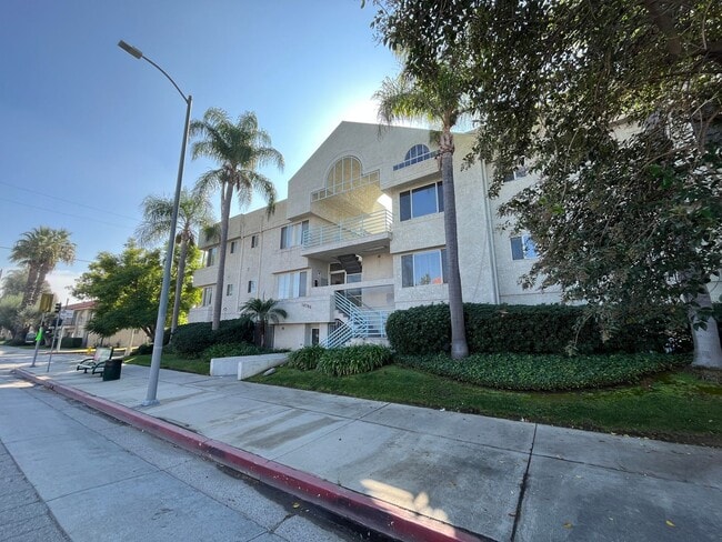 Building Photo - Upgraded 2+2 w/in-unit laundry + water + trash services included!