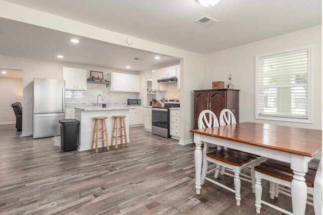 Building Photo - 65 Cleer Ave