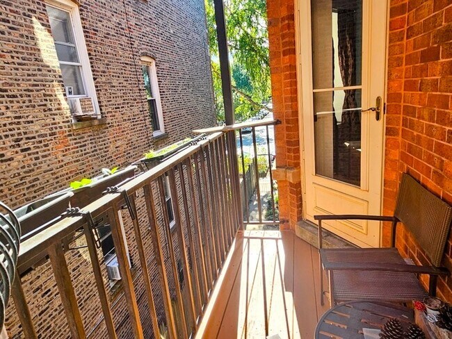 Building Photo - 1234 W Argyle St