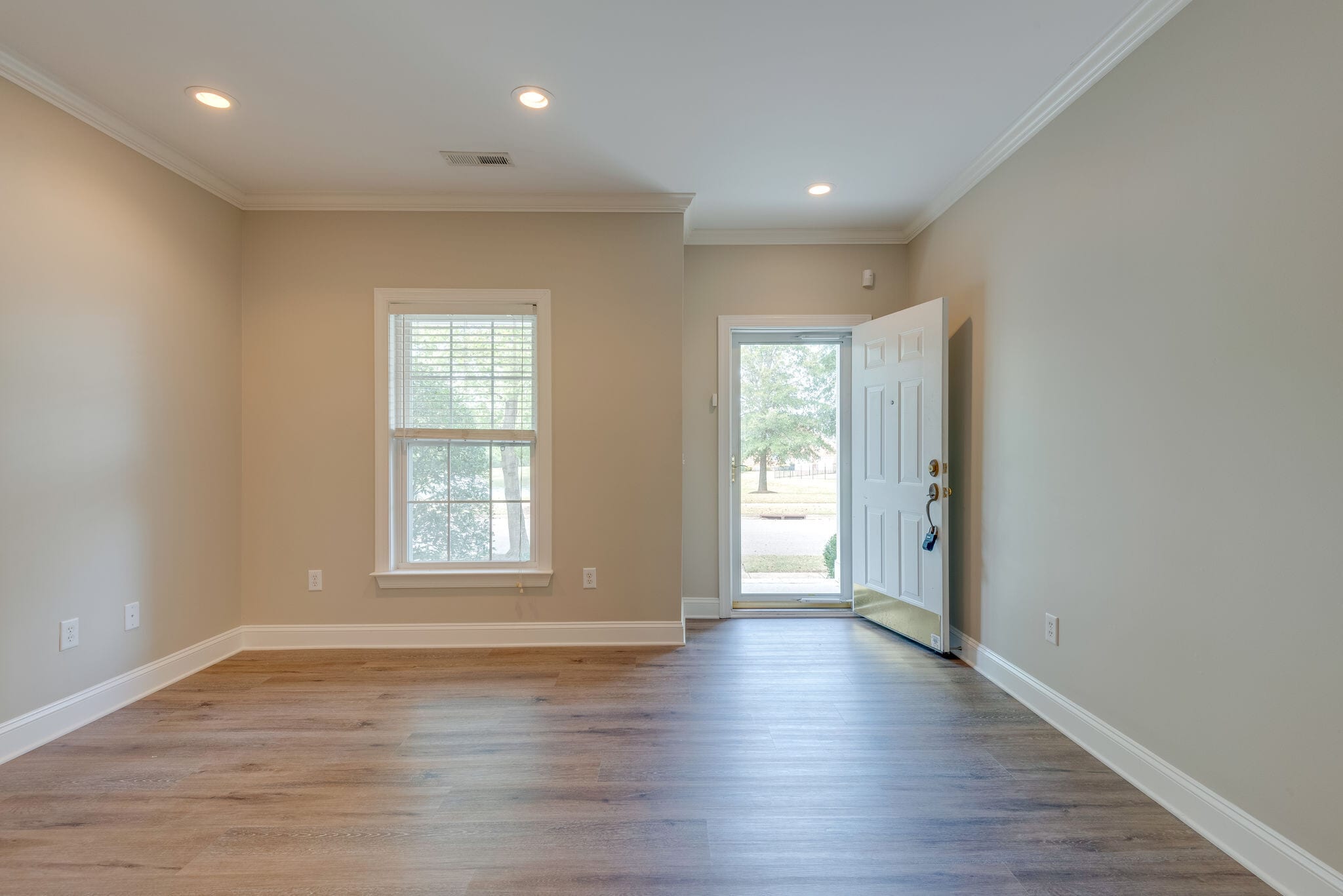 Building Photo - 618 Springlake Dr