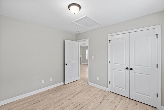 Building Photo - Bridgeport Home with Community Pool!