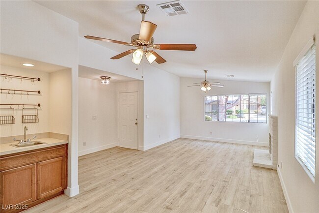 Building Photo - 4413 Live Oak Dr