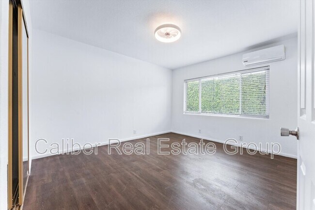 Building Photo - 502 Calle Santa Rosa S