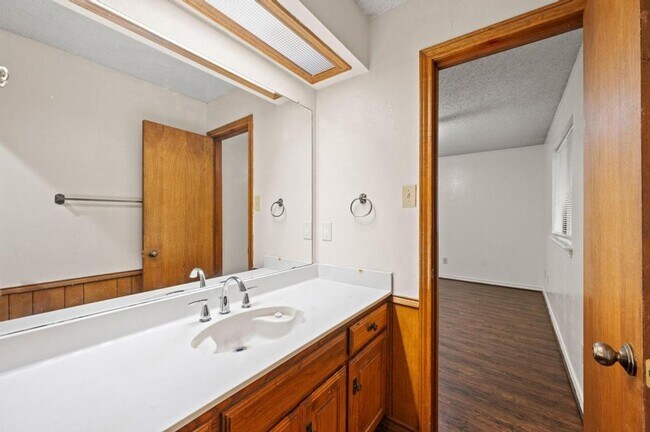 Building Photo - 504 Warbler Dr