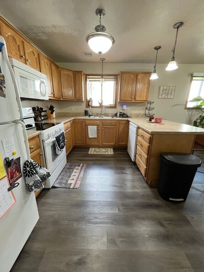 Building Photo - 3 Bed/2 Bath Apartment in Sioux Falls!