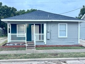 Building Photo - 313 N Llewellyn Ave