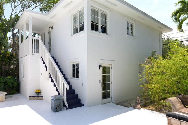 Building Photo - 123 N Palmway
