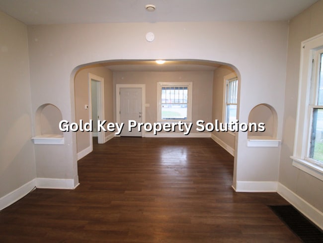 Building Photo - Spacious 2 BR 1 BA House with Covered Front Porch (SECTION 8 APPROVED)