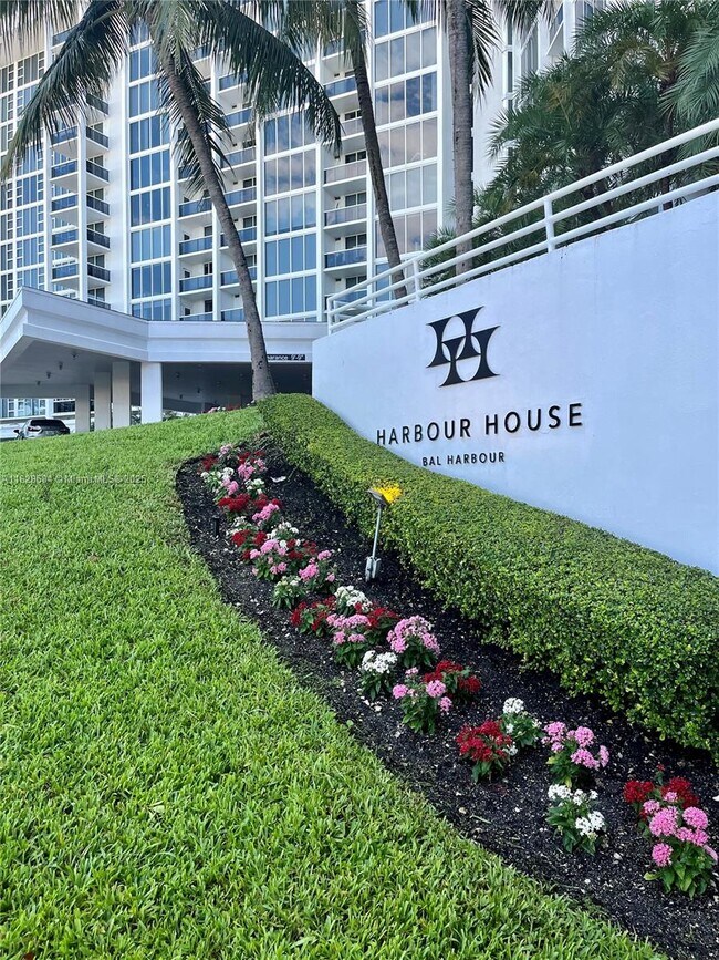 Building Photo - 10275 Collins Ave