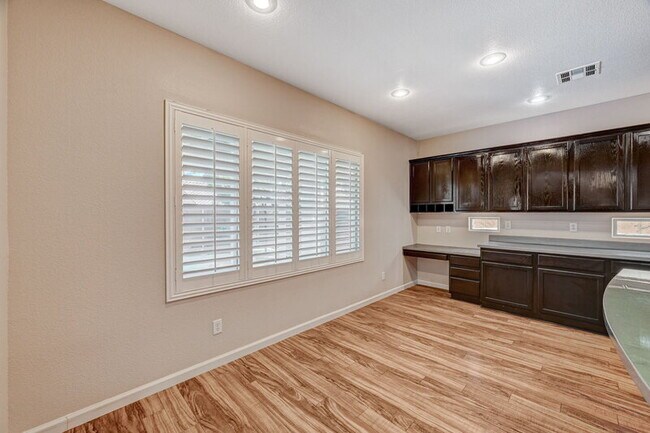 Building Photo - 10588 Isola Bella St