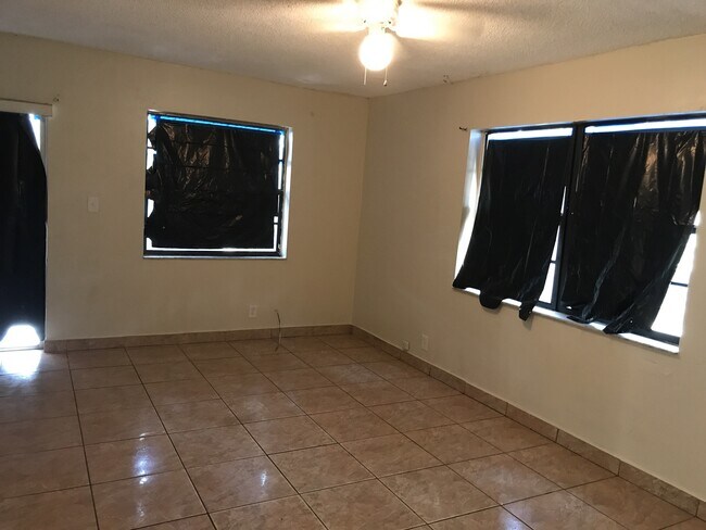 Building Photo - Large 5-2 house in Oakland Park