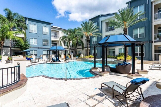 Building Photo - 1725 Cres Plaza Dr