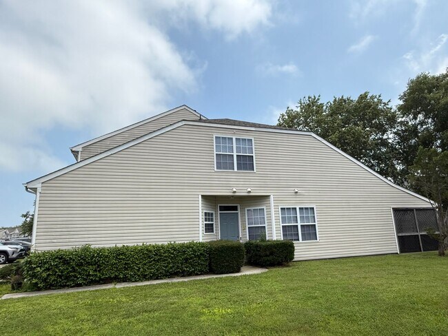Building Photo - WOODBRIDGE POINTE