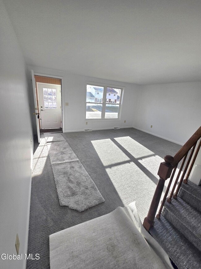 Building Photo - 19 Commodore St