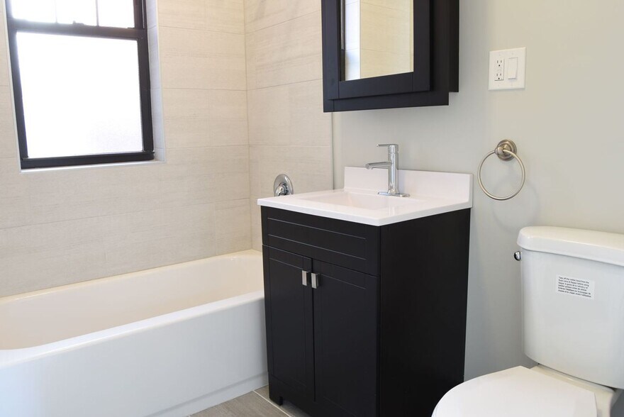 Building Photo - 2623 W Berwyn Ave