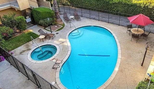 Building Photo - 465 S Los Robles Ave