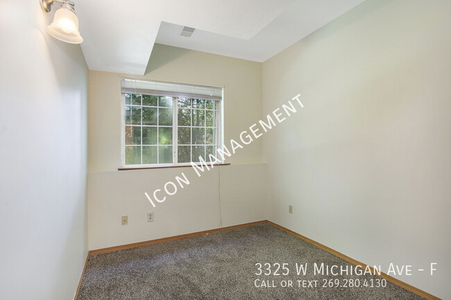 Building Photo - SPACIOUS TOWNHOME in PRIME WMU AREA!