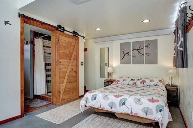 Building Photo - 1x1 in NE Portland!