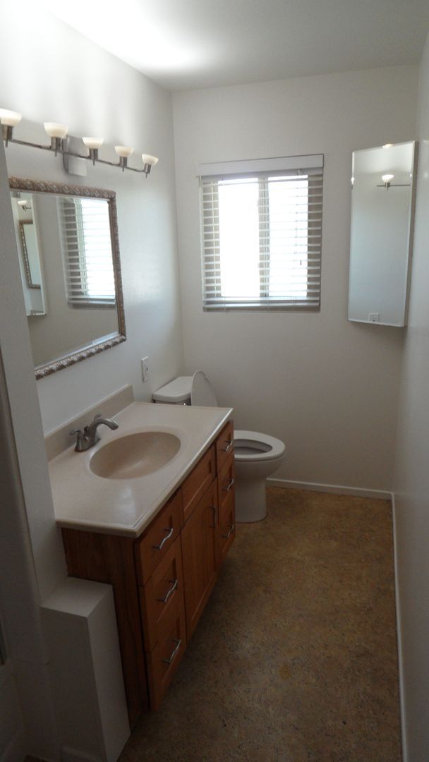 Building Photo - Spacious 6 Bedroom, 3 Bathroom, Single Fam...