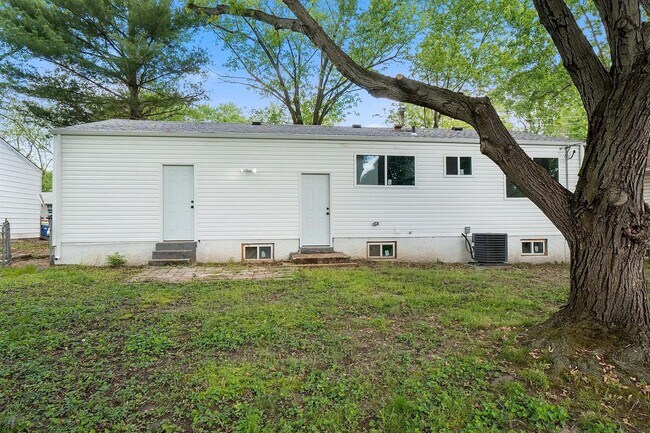Building Photo - Updated 3 bedroom home in Florissant with garage