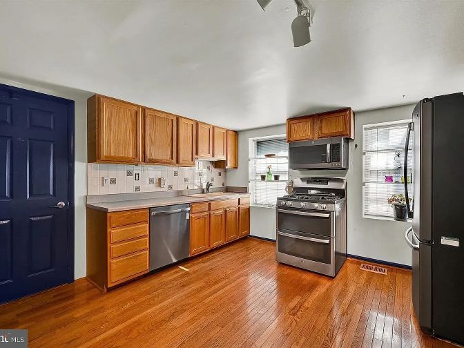 Kitchen 1st floor - 1005 S Kenwood Ave