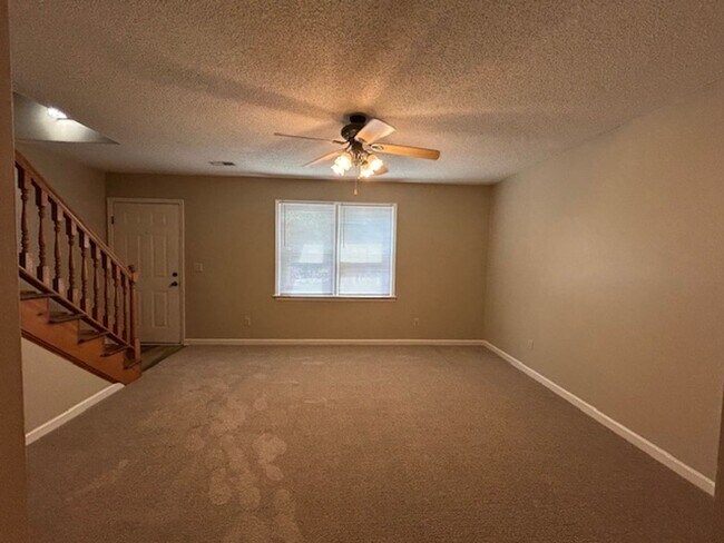 Building Photo - Mallwood- 2 Bedroom, 1.5 Bath Townhouse-$2...