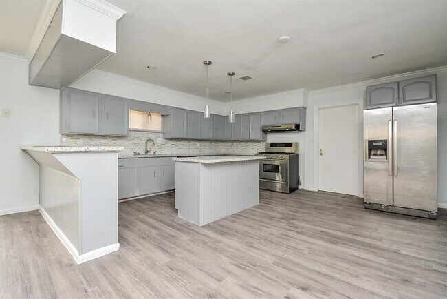 Building Photo - 917 Defender St