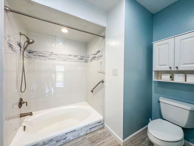 Building Photo - Great 1B/1.5BA + Den in Carlsbad!