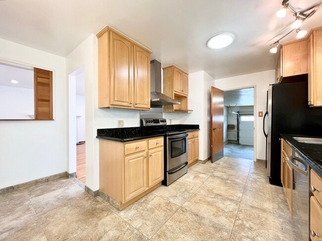 Building Photo - Updated 3-Bed / 2-Bath Single-Family Home!