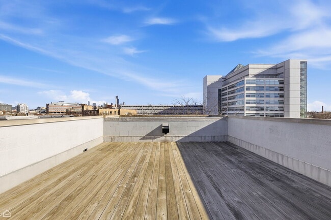 Building Photo - 1042 S Oakley Blvd