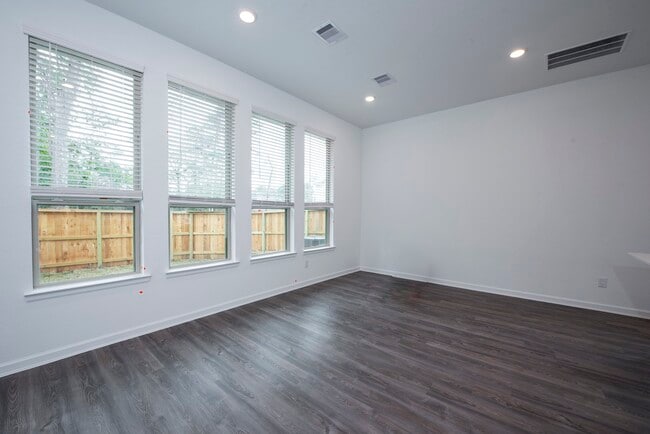 Building Photo - 585 Dry Fork Ln